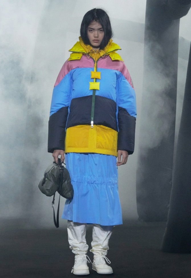 молодежная куртка в стиле колор-блокинг из полос нейлона серного, голубого и розового цвета - коллекция 2021 года Moncler