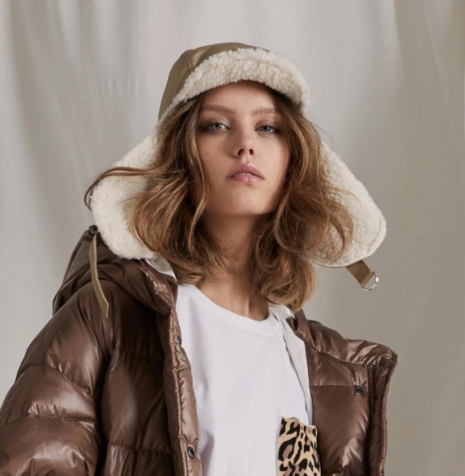 с чем модно носить пуховик, с каким головным убором в этом сезоне - с шапкой-ушкой из дубленой овчины того же цвета - идея от бренда Simonetta Ravizza, фото с модных показов осень-зима 2020-2021 