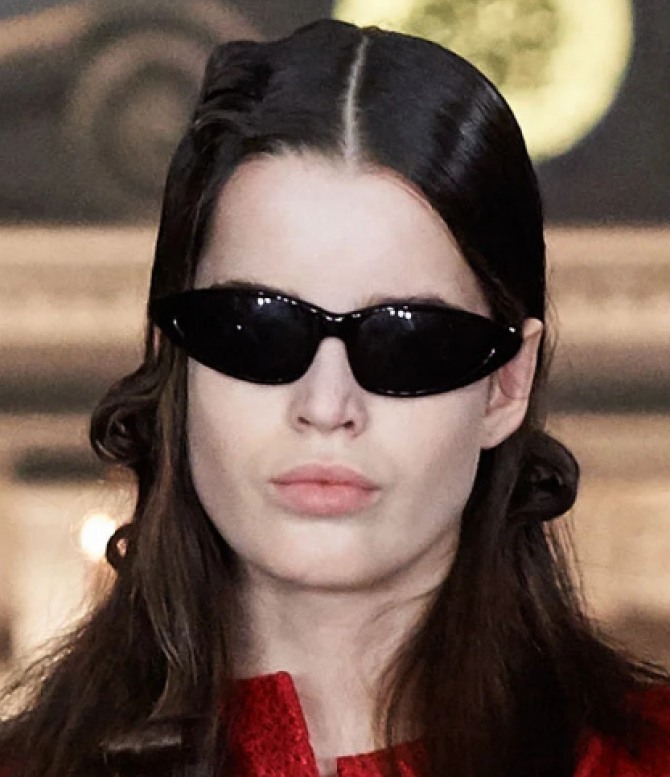 полностью черные очки в стиле тотал-блэк - модель осень-зима 2020-2021 от бренда Dilara Findikoglu - модные показы в столицах мировой моды