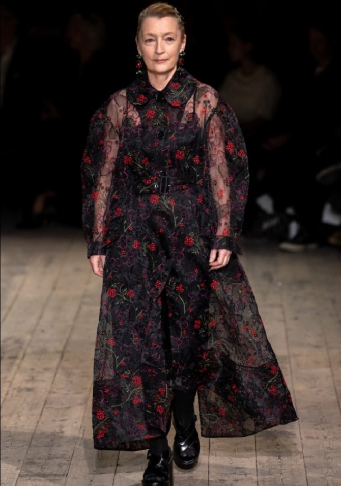 модные платья для женщин 75 плюс на 2020 и 2021 год - черное прозрачное платье в красный цветочек на черном чехле, длина макси в сочетании с обувью на низком каблуке - фото из коллекции Simone Rocha