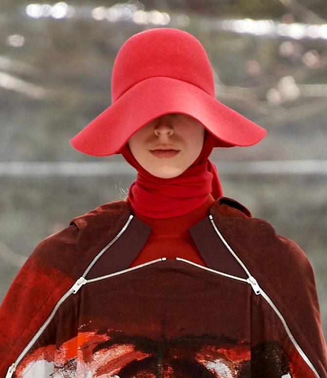 фото трендов в дизайнерских головных уборах осеннего сезона 2020 - красная шляпа из коллекции Kenzo, надетая поверх платка, завязанного на голове ивокруг шеи