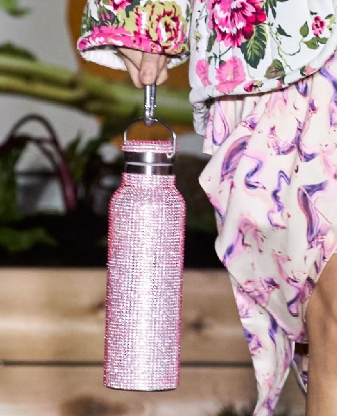 розовая сумка-контейнер для бутылки с водой, декорированная стразами - заметная тенденция осеннего сезона 2020