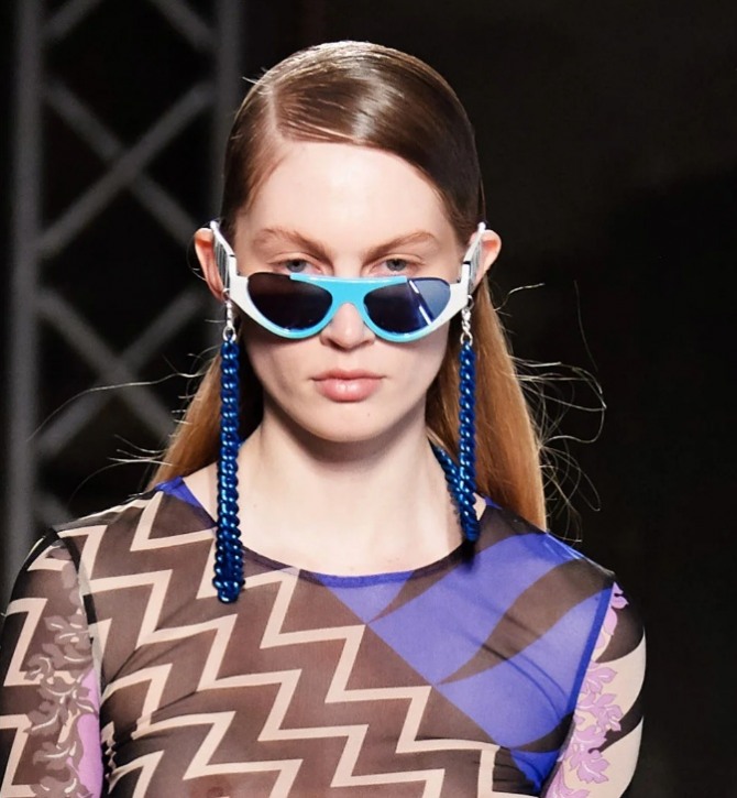 солнечные очки осень-зима 2020-2021 с разноцветной оправой, декорированные голубыми цепями-бусами из мягкого пластика