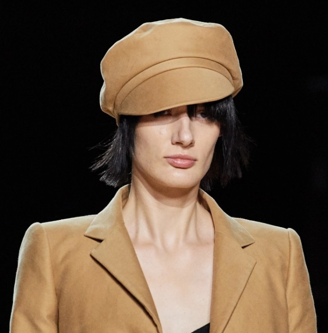 женская фуражка цвета кэмел от бренда Marc Jacobs - в комплекте с кашемировым пальто того же цвета