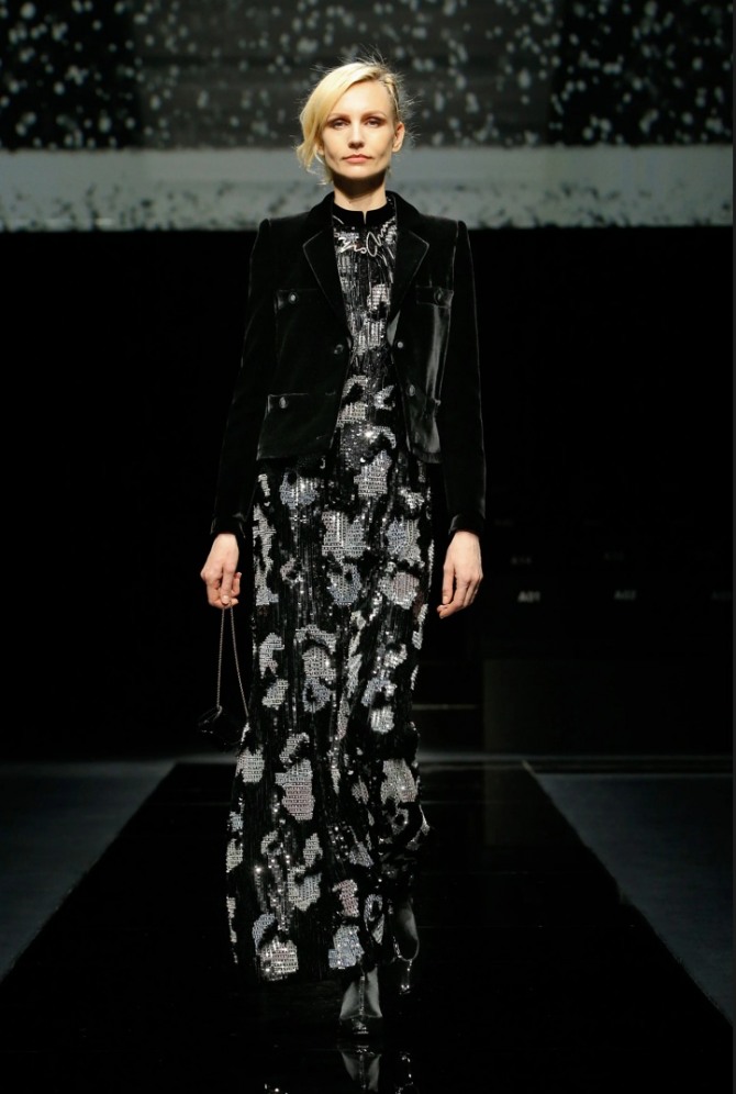 мода для пожилых осень-зима 2020-2021 от бренда Джорджио Армани - нарядный костюм: платье с блестящими аппликациями плюс барзатный черный жакет