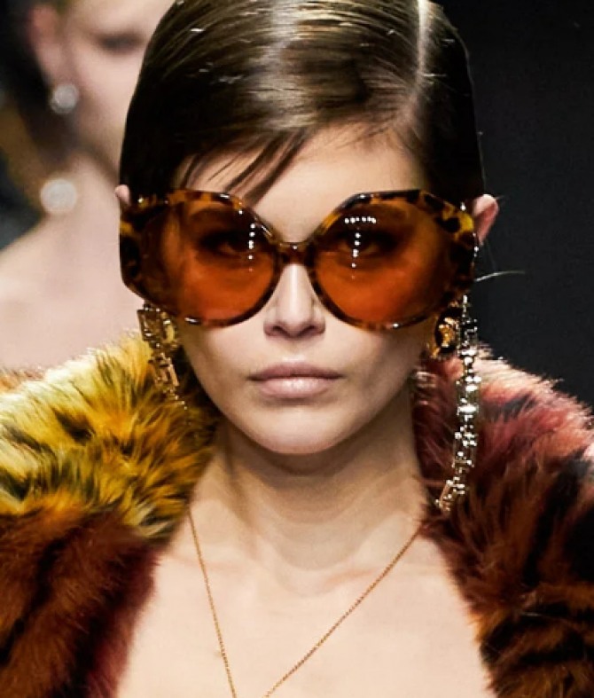 коричневые очки оверсайз с леопардовым принтом на оправе от бренда Versace зима 2020-2021