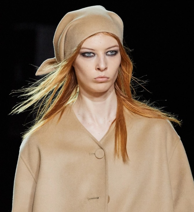 модный тренд осени 2020 года - шерстяная косынка на голове в тон пальто или платья