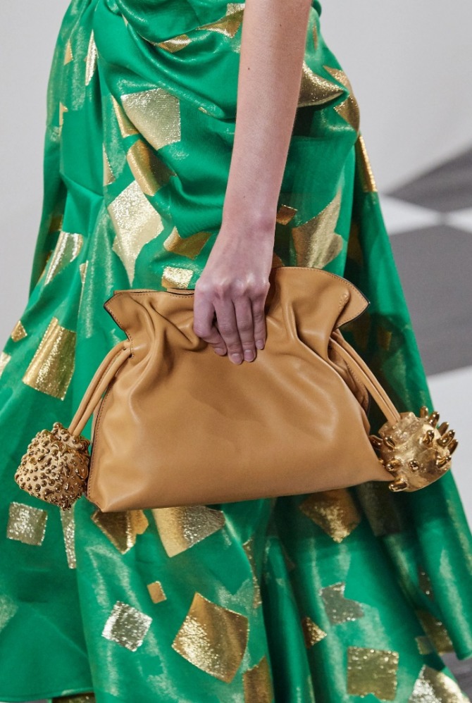 косметичка-пельмень - модель ручной сумки с декором в виде набалдашников