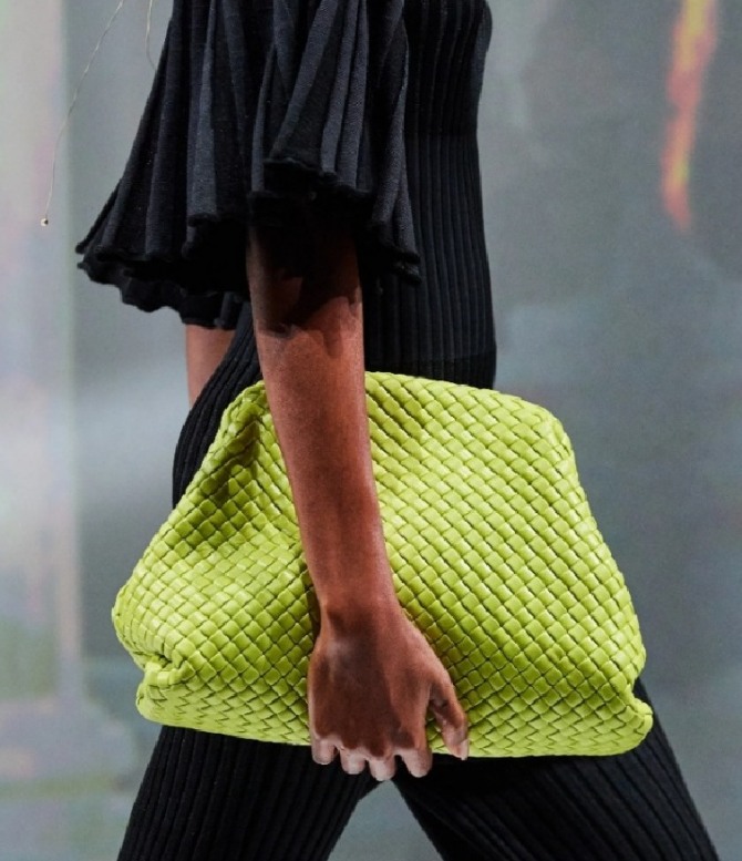 косметичка оверсаз или сумка-пельмень ярко-салатового цвета - тренды в сумках осень 2020