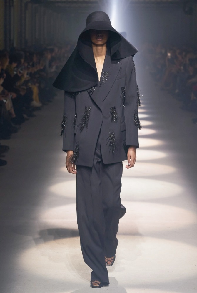 модная женская одежда осень 2020 для пожилых женщин за 60, 65, 70 лет - брючный костюм свободного кроя темно-серого цвета с пиджаком, декорированным блестками