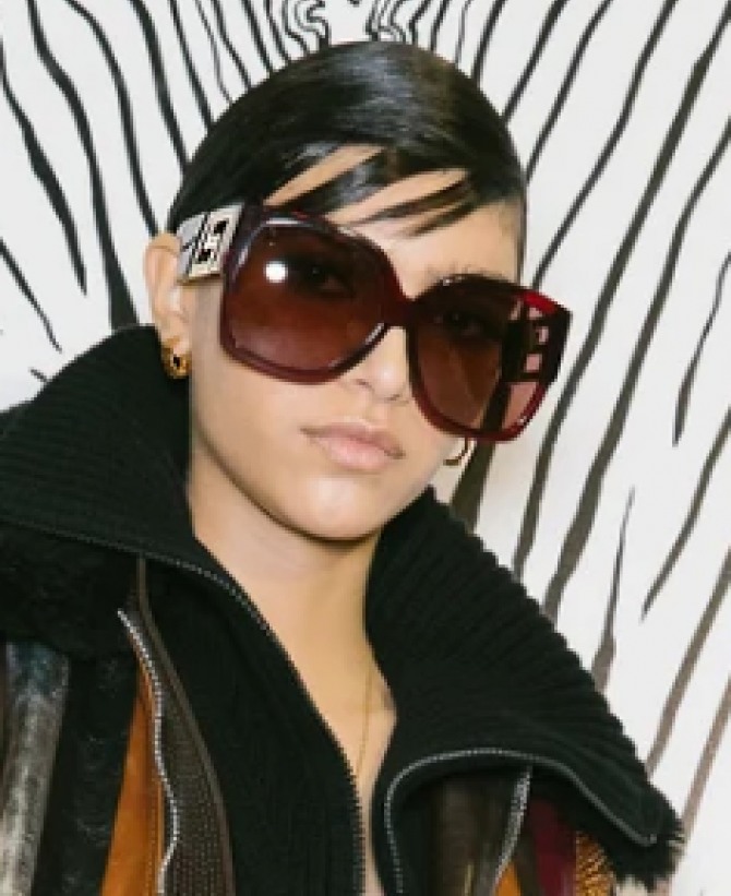 очки с широкими блестящими боковыми дужками и коричневыми линзами - от Версаче