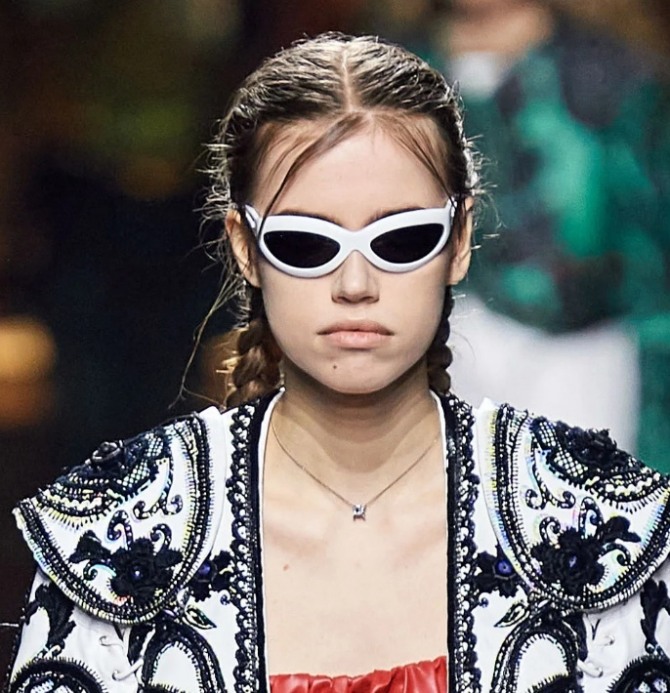 белые пластмассовые очки с черными линзами от Louis Vuitton - подиум осень-зима 2020-2021