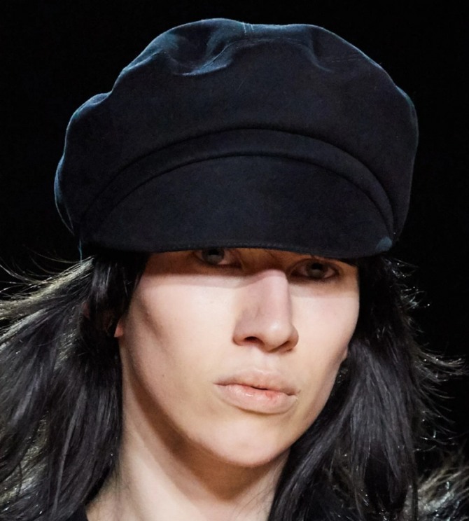 черная женская кепка-фуражка из черной замши - модная модель с показа Marc Jacobs осень-зима 2020-2021