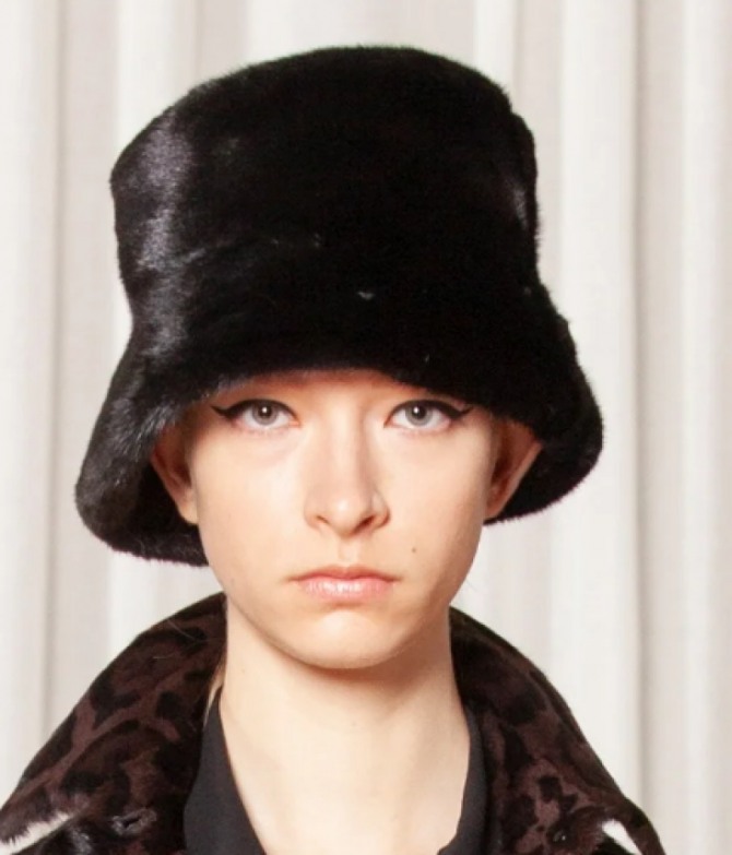 какие меховые женские шапки модные в сезоне осень-зима 2020-2021 - тренды от дизайнерского дома Simonetta Ravizza