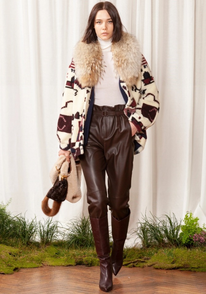 куртка-чебурашка с меховым воротникмо и принтом этнической тематики - тренды уличной молодежной моды 2021 года от Simonetta Ravizza