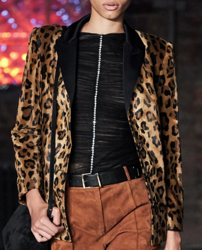 жакет из велюра с леопардовым принтом, воротник черного контрастного цвета - фото с модных показов осень-зима 2020-2021 в Нью-Йорке