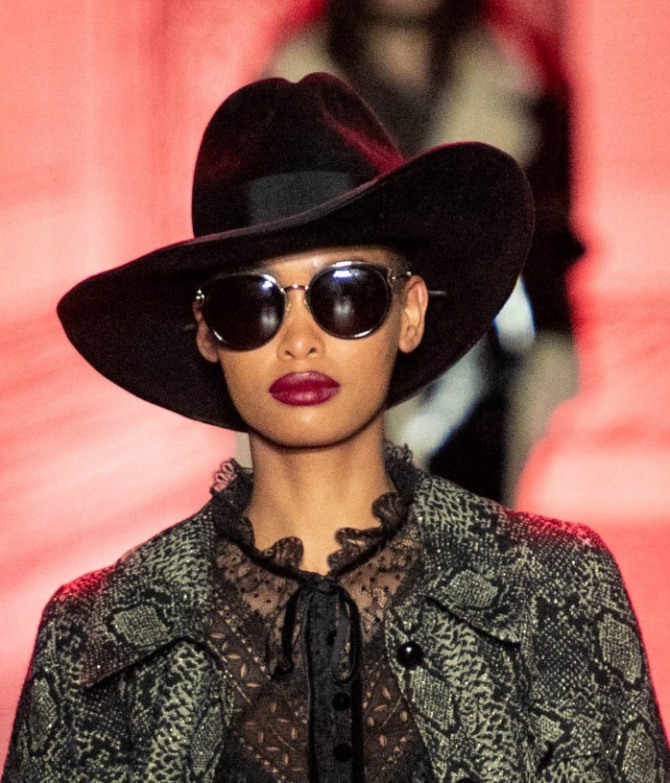 образ черные круглые очки с широкополая шляпа - бренд Anna Sui осень-зима 2020-2021
