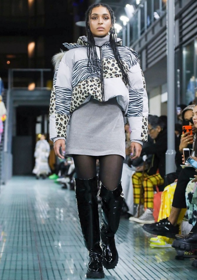 светлая женская дутая куртка 2021 года - короткая модель с капюшоном и вставками из ткани с леопардовым принтом от бренда Tatras