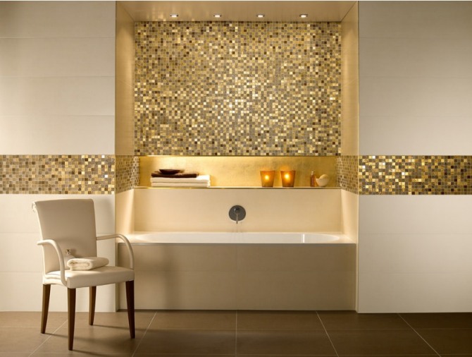 ванная с золотым декором на стенах