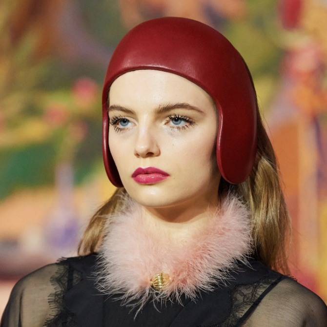 тренды в женских головных уборах сезона осень-зима 2020-2021 - шапка-шлем из красной кожи, закрывающая уши - модель от модного дома Lanvin