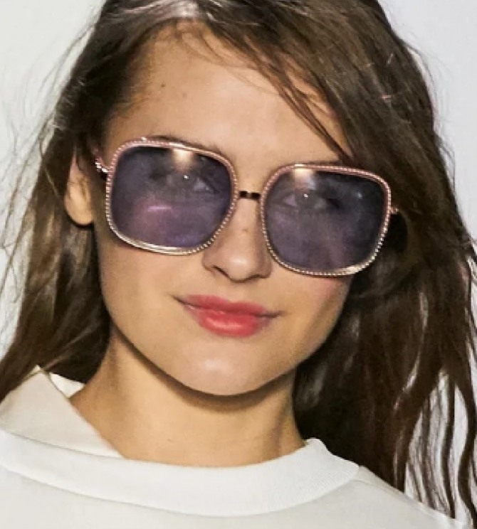осенью и зимой 2020-2021 в моде солнечные очки с линзами сиреневого цвета - модный показ Cynthia Rowley