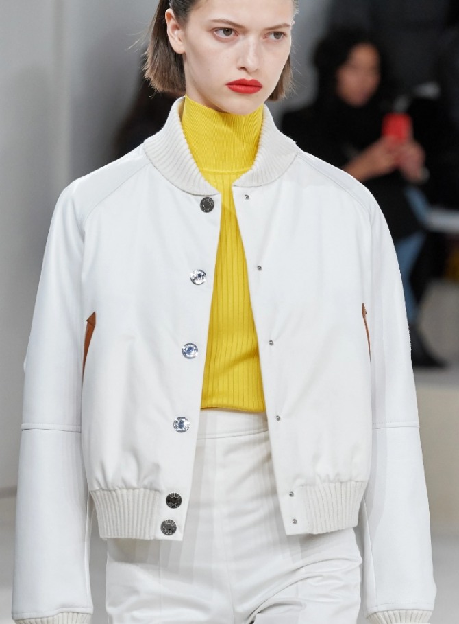 женская демисезонная верхняя одежда от мировых кутюрье. Куртки женские на 2021 год с подиума - модель бомбер белого цвета от бренда Hermès