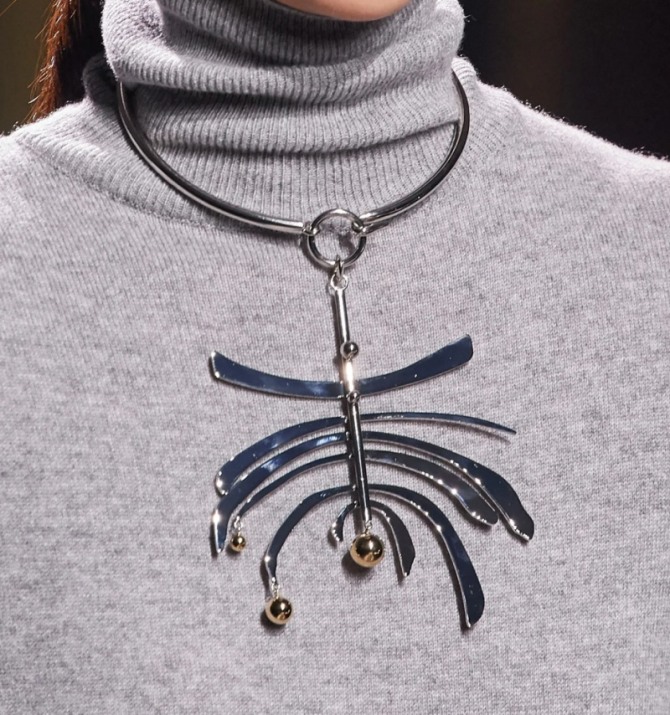 оригинального дизайна металлическое ожерелье от Givenchy - с подвеской с лучами и шариками, тренды в элитной бижутерии осень-зима 2020-2021