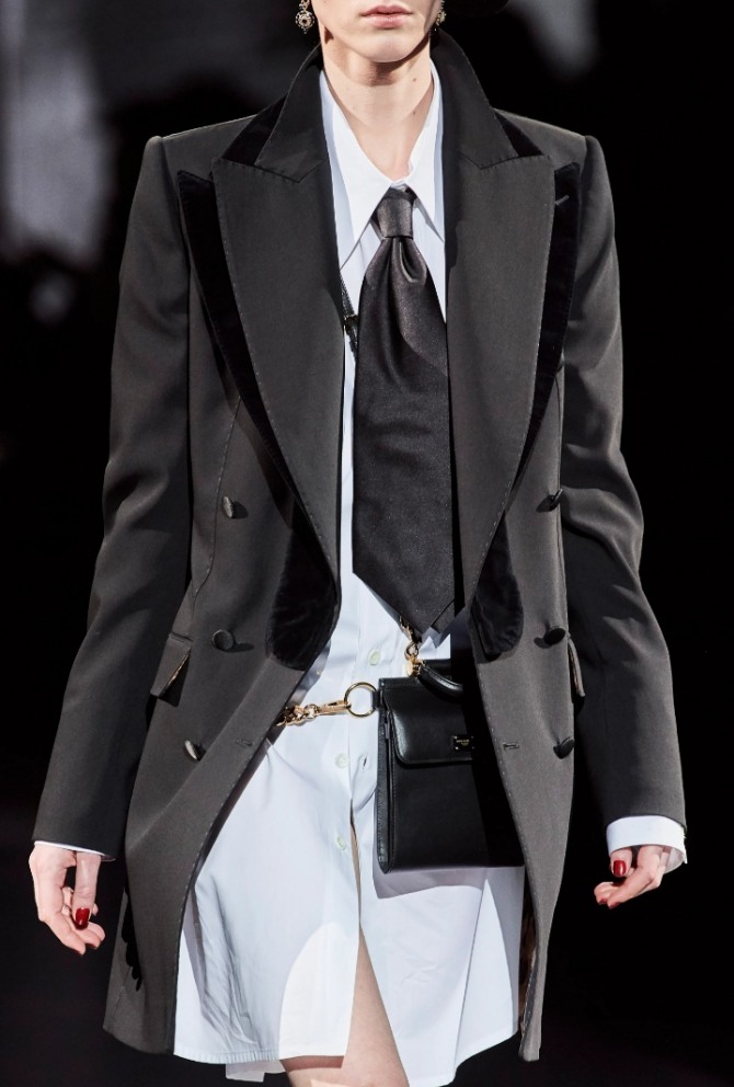 черная поясная сумка-планшет, закрепленная цепочками и ремешками - в ансамбле с деловым женским пальто осень-зима 2020-2021 от Dolce & Gabbana