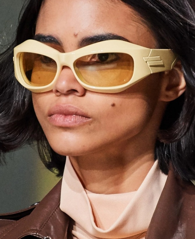солнечные очки с желтой оправой и светло-коричневыми линзами и широкой толстой оправой из желтого пластика, с широкими дужками по бокам - модель от бренда Bottega Veneta осень-зима 2020-2021