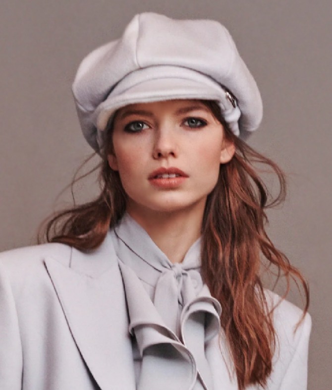 красивый элегантный женственный головной убор от бренда Alberta Ferretti осень-зима 2020-2021 - в составе стильного делового образа в пастельных тонах