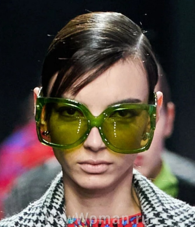 осень 2020 года в моде большие оверсайз очки с оправами и линзами зеленого цвета - фото с модных показов осень-зима 2020-2021 бренда Versace