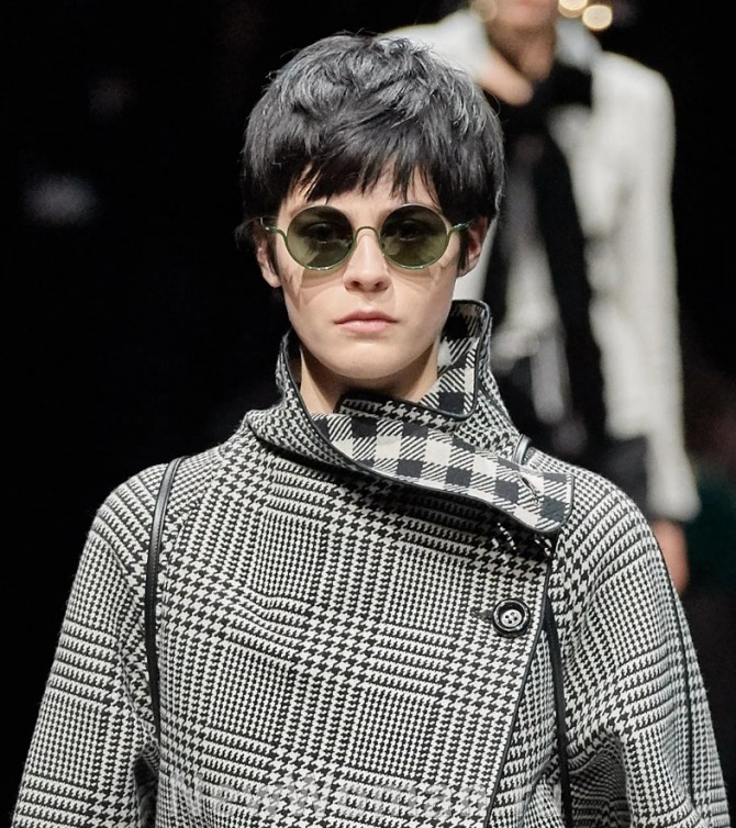 брендовые очки Emporio Armani осень-зима 2020-2021 круглой формы с темными линзами в ансамбле с серым осенним пальто с клеткой гленчек - фото с модных показов (миланская неделя моды)