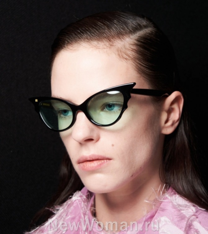один из главных трендов моды на женские осенние очки 2020 года - модели в ретро-стиле кошачий глаз