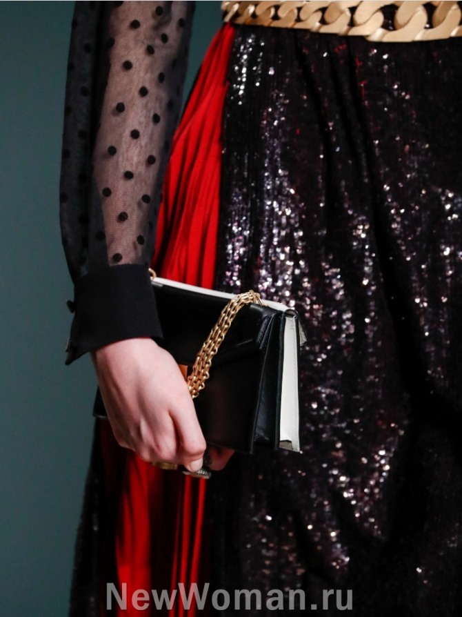 двухцветная нарядная сумочка для вечернего выхода в черно-белой цветовой гамме, украшенная цепью