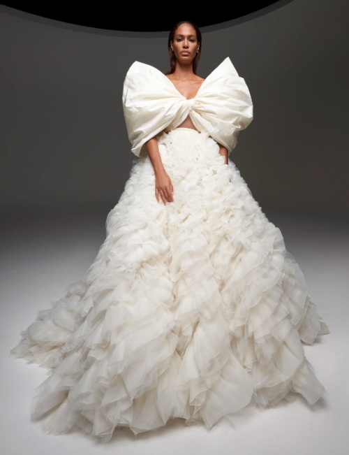 фото новинок высокой вечерней моды - белый наряд для невесты с пышной юбкой и топом в виде банта