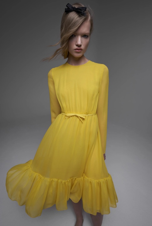желтое вечернее платье для девушки из шифона с пояском и бантиком на талии