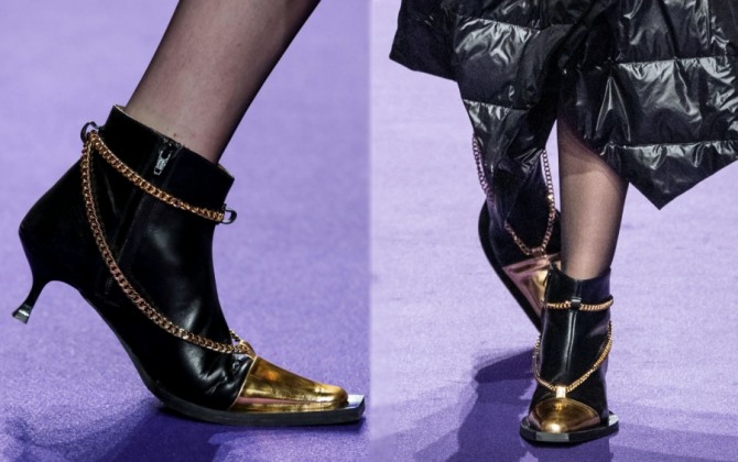 шикарные ботильны с модного показа 2021 года бренда Victoria/Tomas - из черной кожи на невысоких изящных каблуках в форме рюмочки с отделкой квадратного мыса металлизированной золотой кожей и цепями из металла желтого цвета
