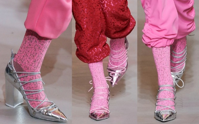 модные блестящие туфли 2021 года от бренда Iceberg - на устойчивом каблуке, с острым мысом и шнуровкой - цвета серебра