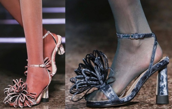 открытые вечерние туфли из голубого и розового велюра, декорированные пышными цветами из полосок ткани - модный лук из коллекции 2021 года Marco de Vincenzo