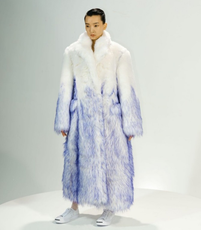 бело-голубая шуба в стиле оверсайз от бренда C+plus SERIES - главные тенденции в моде на женские шубы 2021 года