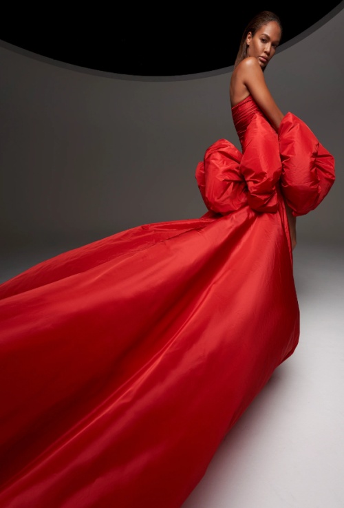 красное вечернее платье с обнаженными плечами и шлейфом, украшенное бантами-пуфами