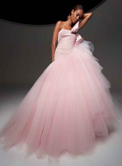фото новинок высокой вечерней моды - нежно-розовое вечернее платье с очеь пышной длинной юбкой, украшенное атласным лифом с бантом