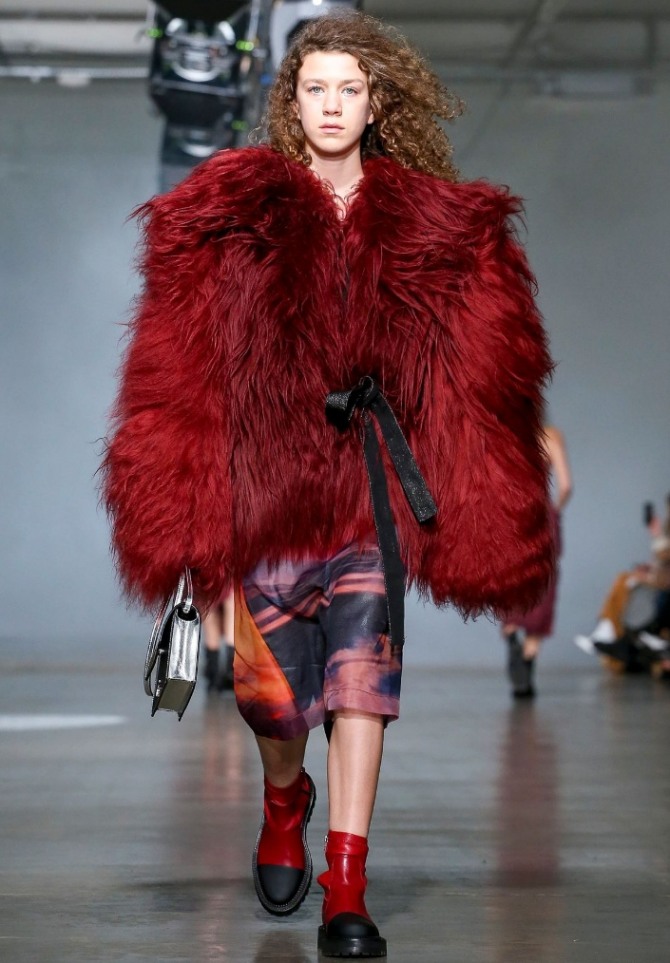 тренды 2021 года в моде на женские шубы, необъятная лохматая красная короткая шуба с длинным ворсом от бренда Marques'Almeida