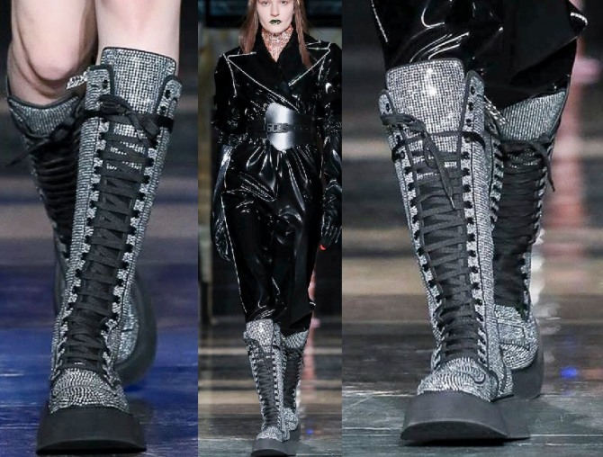 модные блестящие сапоги серого цвета сплошь усеянные пайетками с черной шнуровкой - фото с модного показа бренда GCDS