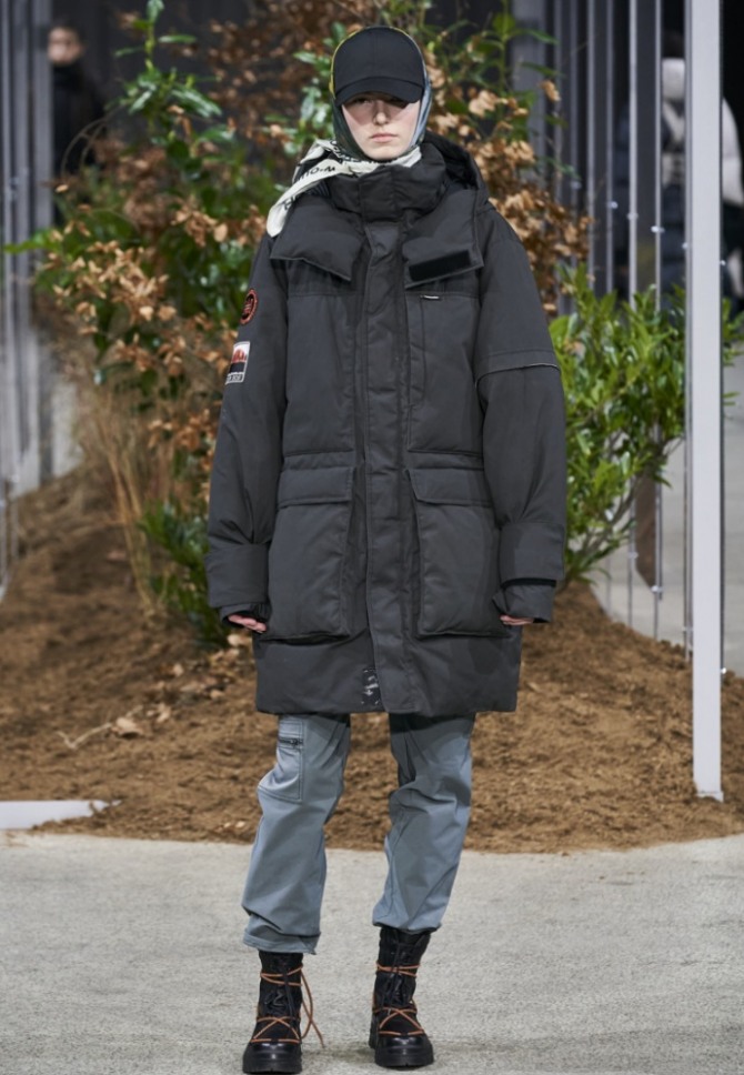 женская зимняя мода 2021 года - парка-пуховик черного цвета от бренда Holzweiler