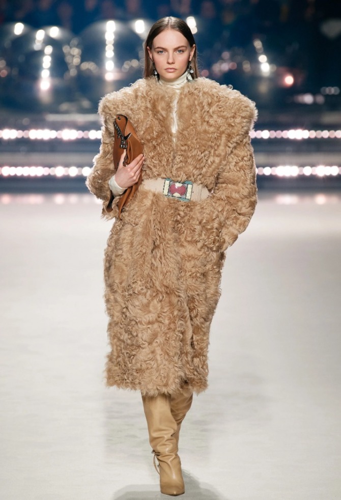 экошуба чебурашка с кожаным поясом и красивой пряжкой - зимние меховые тренды 2021 года - стильный элегантный образ из коллекции бренда Isabel Marant в стиле тотал-лук