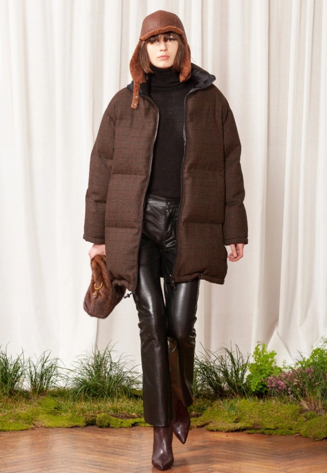 женская модная дубленка 2021 года в минималистическом стиле - укороченная, с застежкой на молнию - фото из коллекции Simonetta Ravizza