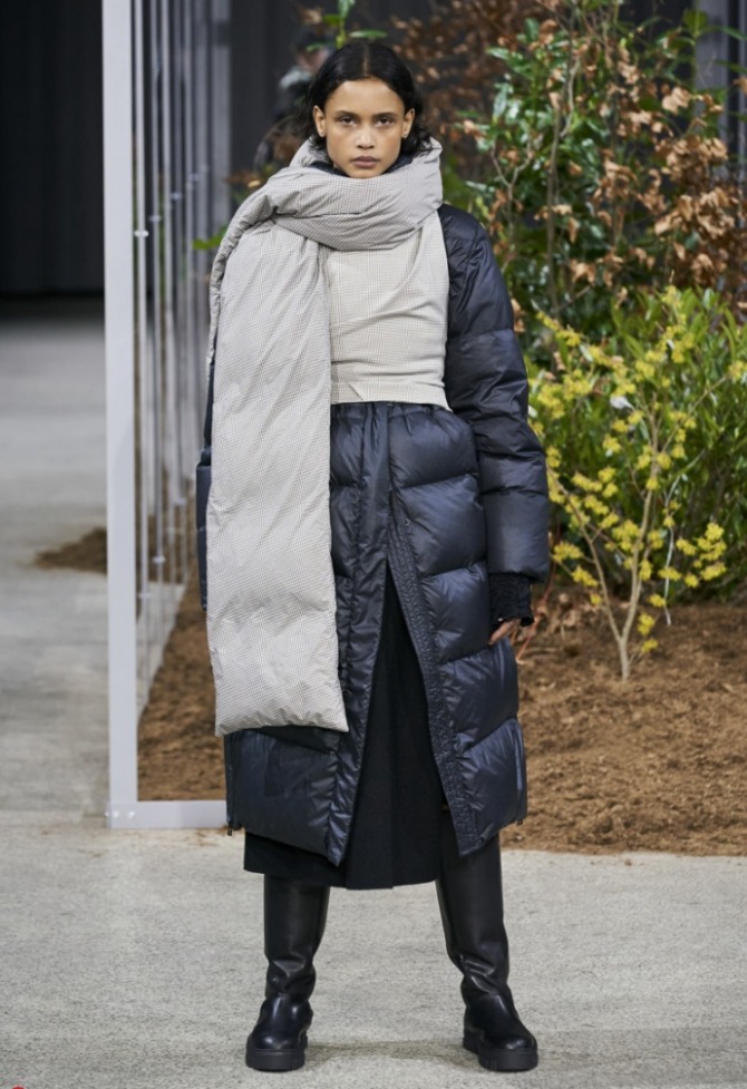 модный зимний лук 2021 года от бренда Holzweiler - черный дутый пуховик с серым дутым длинным шарфом-палантином