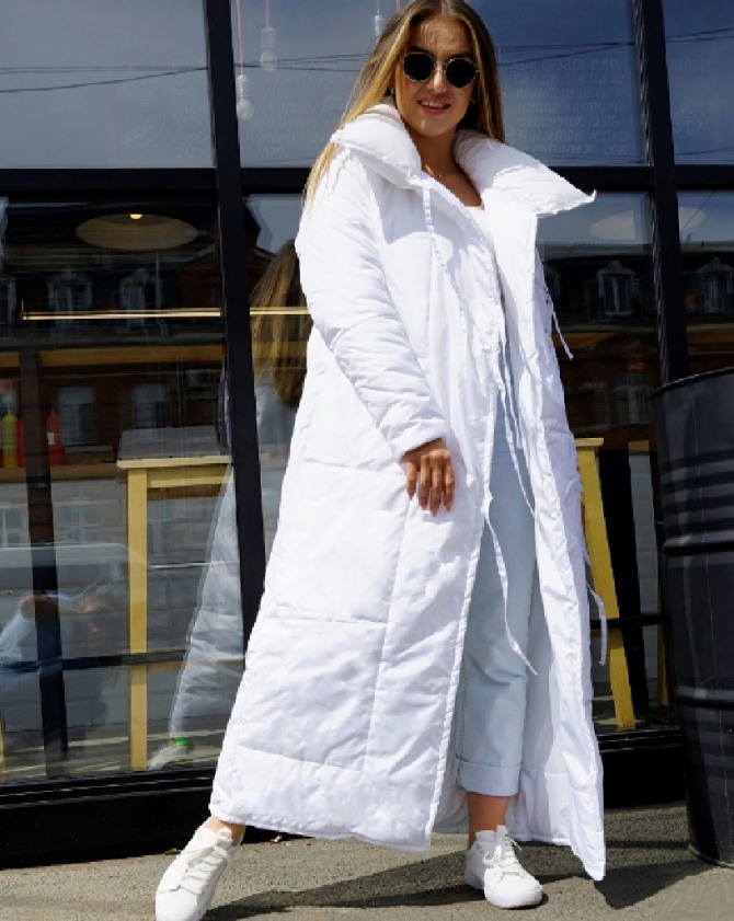 пуховик-одеяло 2021 года белого цвета в комплекте с белыми кедами от бренда Палето (Россия)