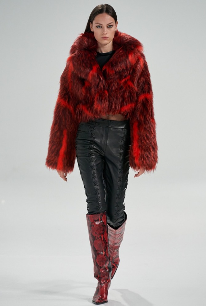 модный дом Stand в 2021 году представляет красный укороченный полушубок в комплекте с красными сапогами "кожа питона" и черными кожаными брюками
